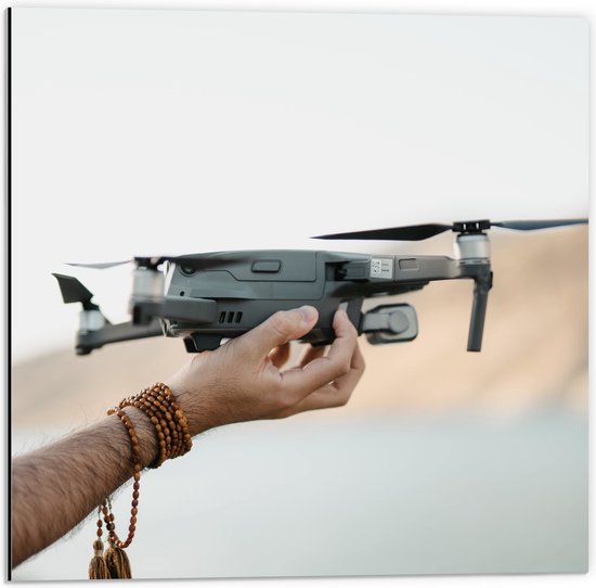 Dibond - Drone in Handen van Mensen - 50x50 cm Foto op Aluminium (Met Ophangsysteem)
