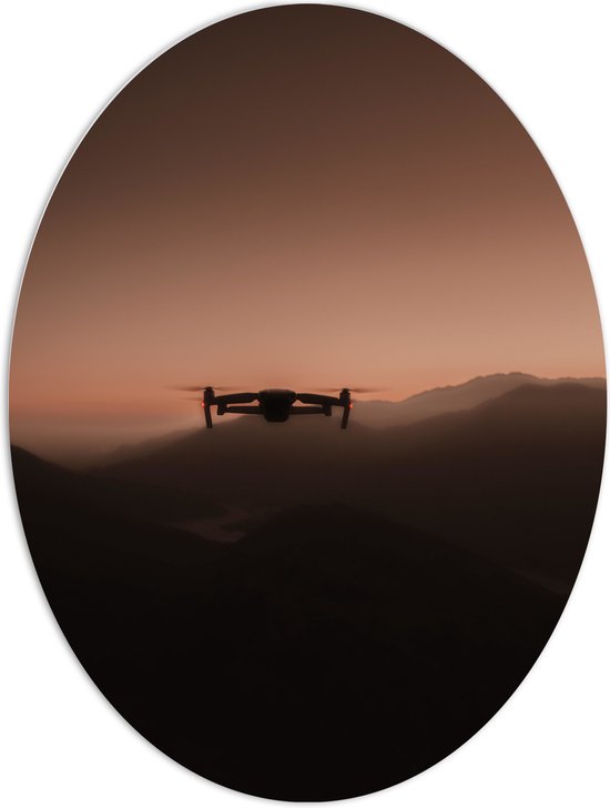 PVC Schuimplaat Ovaal - Silhouet van Drone Vliegend door de Bergen - 60x80 cm Foto op Ovaal (Met Ophangsysteem)