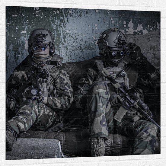 Muursticker - Twee Rustende Soldaten - 100x100 cm Foto op Muursticker