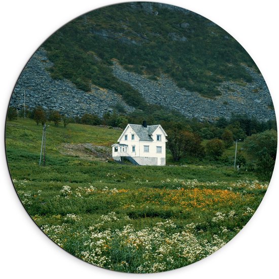 Dibond Muurcirkel - Witte Eenzame Villa in het Dal van de Bergen - 70x70 cm Foto op Aluminium Muurcirkel (met ophangsysteem)