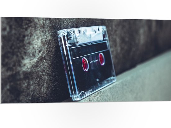 PVC Schuimplaat- Cassettebandje tegen Stenen Muur - 100x50 cm Foto op PVC Schuimplaat