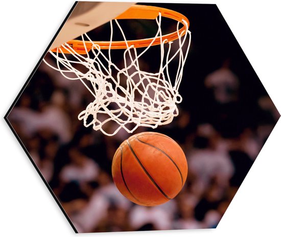 Dibond Hexagon - Basketbal door Basket in Vol Stadion - 30x26.1 cm Foto op Hexagon (Met Ophangsysteem)