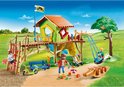 Playmobil speeltoestel met klimmuur, glijbaan, schommel, scooter, bankje, en oranje krokodillenwip.