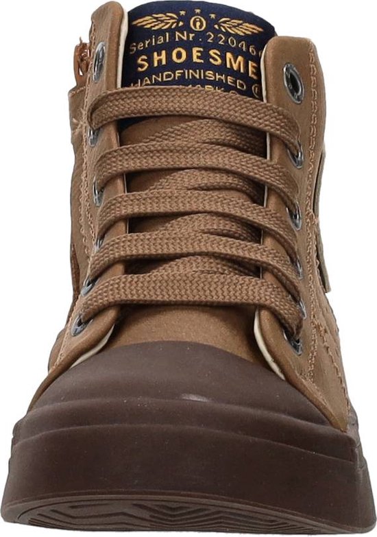 Voorkant van bruine leren hoge sneakers met veter- en ritssluiting. Label met 'Shoesme Handfinished'.