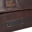 Detail van een donkerbruine leren tas met Mustang logo, rits en drukknoop.