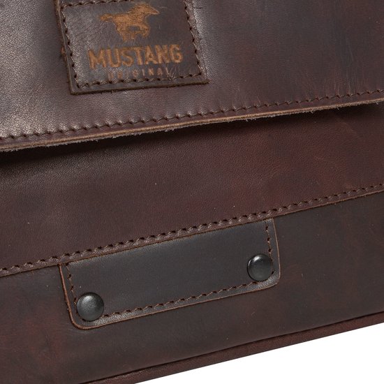 Detail van een donkerbruine leren tas met Mustang logo, rits en drukknoop.