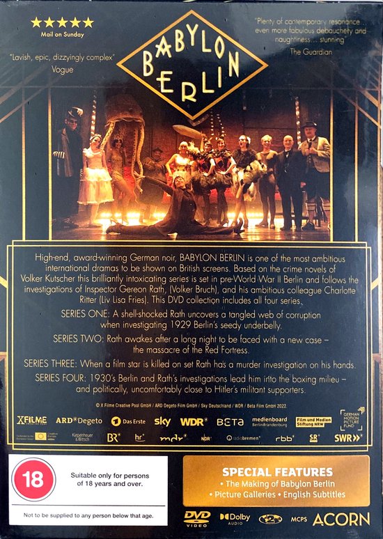 Achterkant DVD box van Babylon Berlin, met een scène uit de serie, een beschrijving en speciale functies.