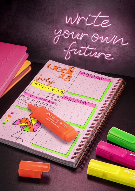 Gedetailleerd notitieboekje met weekplanning, met een oranje Faber-Castell Textliner Super-fluorescent erop.