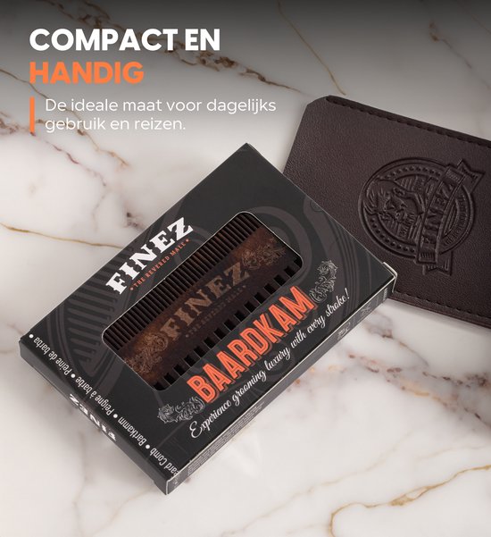 Zwarte kartonnen verpakking met de tekst 'FINEZ BAARDKAM'. Een donkerbruine baardkam met fijne tanden en een lederen hoesje.