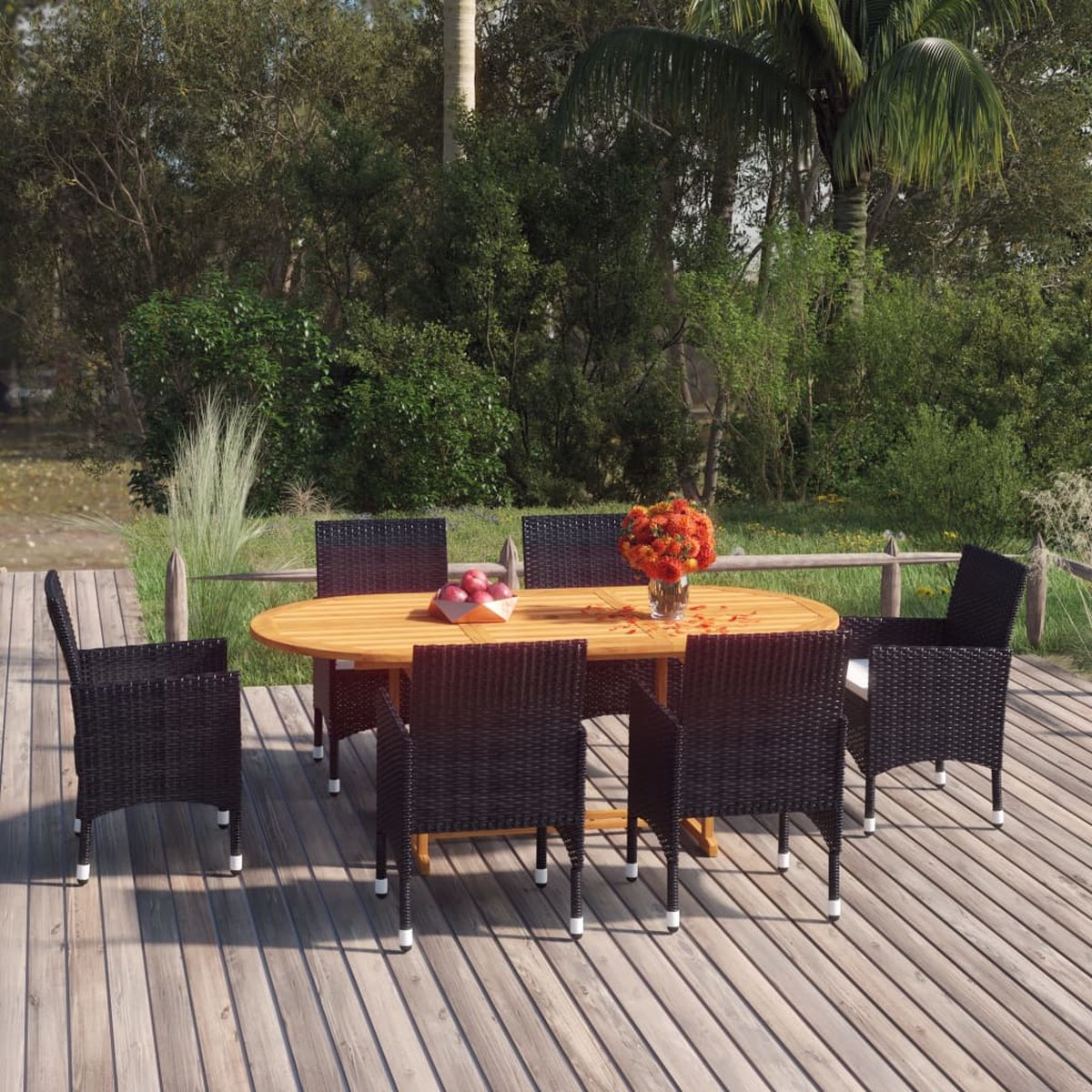 Zwarte poly rattan tuinset met eetkamerstoelen en zwarte tuinbank.