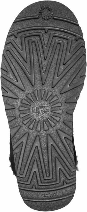 Zool van een zwarte UGG laars met UGG-logo in het midden.