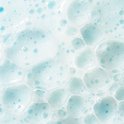 Abstracte close-up van witte en lichtblauwe bubbels.