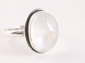 Ovale zilveren ring met regenboog maansteen - maat 19.5