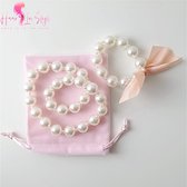 Haar in Stijl® | Parel Sieraad Set | Sieradenset voor kinderen | Witte Parel Meisjes Sieraden Set met in een Velvet zakje | Ketting | Armband met Roze strikje | Kadotip | Geschenkset