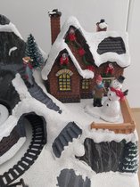 kerstdorp met kerstboom en trein met licht, beweging en geluid 17cm hoog 23cm lang