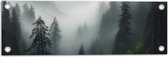 Tuinposter – Dichte Mist Hangend in Boomtoppen - 60x20 cm Foto op Tuinposter (wanddecoratie voor buiten en binnen)