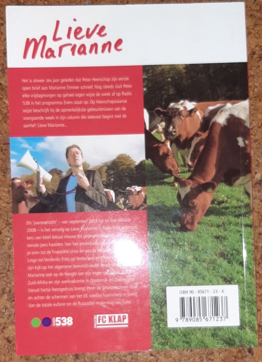 Achterkant van het boek "Lieve Marianne", met daarop koeien in een weiland. Links een foto van Peter Heerschop met een megafoon, met op de achtergrond ook koeien. De titel "Lieve Marianne" staat bovenaan.