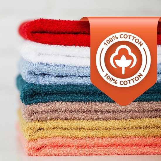 Stapel handdoeken in rood, wit, lichtblauw, turkoois, bruin, geel en oranje. Met een oranje label: 100% Katoen.