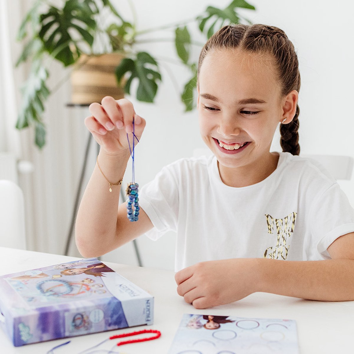 Disney Frozen luxe kralen bedel armbandjes maken speelgoed meisjes vanaf 5 jaar - Totum sieraden maken met Anna Elsa prinsessen - cadeautip knutselen — afbeelding 8