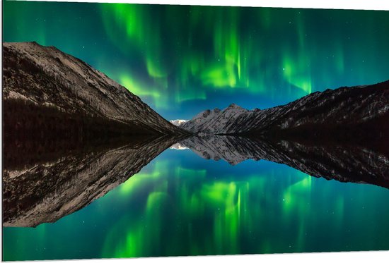 Dibond - Het Noorderlicht tussen Rotsen aan het Water - 120x80 cm Foto op Aluminium (Wanddecoratie van metaal)