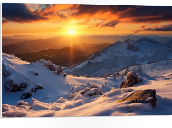 PVC Schuimplaat - Uitzicht op Zonsondergang vanaf Besneeuwde Berg - 75x50 cm Foto op PVC Schuimplaat (Met Ophangsysteem)