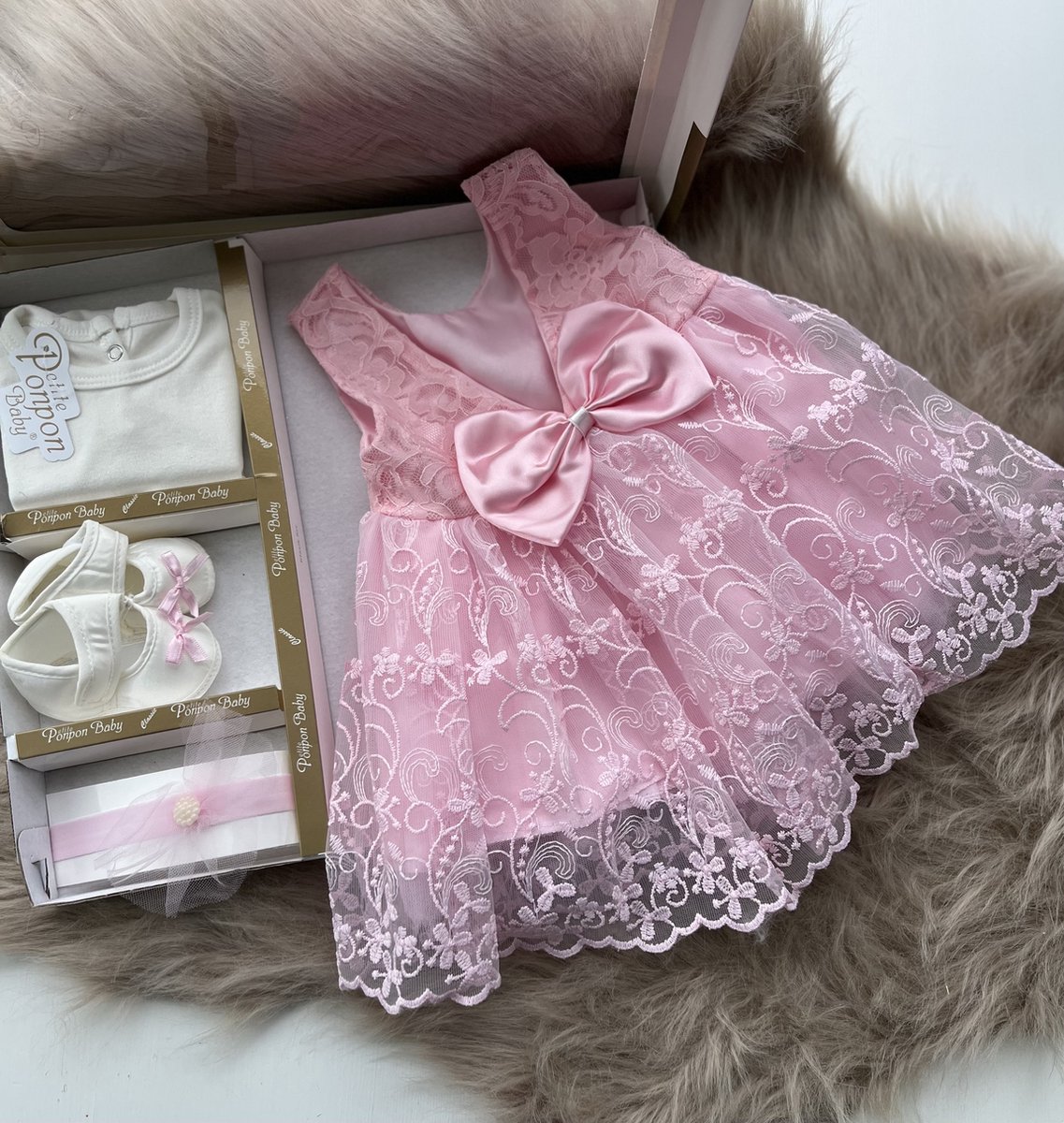 luxe feestjurk-bruidsjurk-Baby jurk-doopjurk -dooppakje-roze jurk-onderhemd-haarband-schoentjes-new born-geschenkenset -geschenkdoos-kraamcadeau-fotoshoot -4 delige set-bloemenmotief-tule jurk met strik-maat 56/62(0 tem 4 maanden) – foto 2