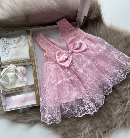 luxe feestjurk-bruidsjurk-Baby jurk-doopjurk -dooppakje-roze jurk-onderhemd-haarband-schoentjes-new born-geschenkenset -geschenkdoos-kraamcadeau-fotoshoot -4 delige set-bloemenmotief-tule jurk met strik-maat 56/62(0 tem 4 maanden) — afbeelding 2
