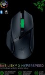 Zwarte Razer Basilisk V3 X Hyperspeed gaming muis met groen scrollwheel, met logo en productinformatie.