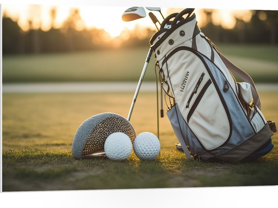 PVC Schuimplaat - Golf - Golfbal - Sport - Hobby - Tas - Gras - 105x70 cm Foto op PVC Schuimplaat (Met Ophangsysteem)