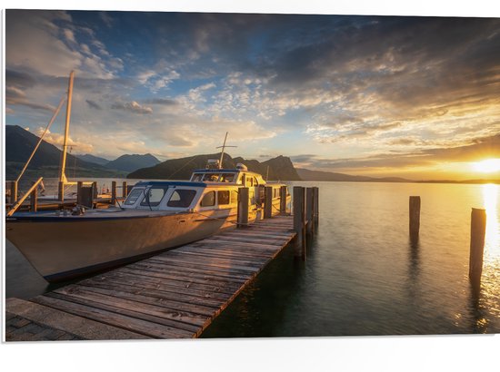 PVC Schuimplaat - Meer - Boot - Water - Zonsondergang - Bergen - 75x50 cm Foto op PVC Schuimplaat (Met Ophangsysteem)