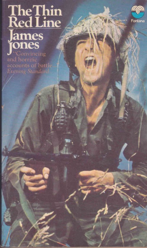Portrait de guerre d'un soldat hurlant dans un casque de camouflage, tenant des armes.