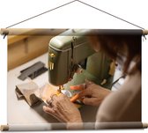 Textielposter - Naaimachine - Vrouwe - Handen - Groen - 60x40 cm Foto op Textiel