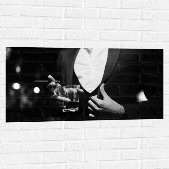 Muursticker - Man - Glas - Drinken - Alcohol - Sigaar - Zwart - Wit - 100x50 cm Foto op Muursticker