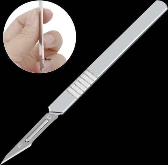 Een chirurgisch handvat met scalpelmesje nummer 11. Inzet toont dikte van 2mm.