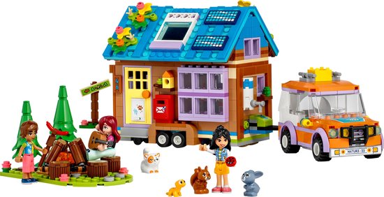 LEGO Friends kampeer set met caravan, huisje, campfire, poppetjes en dieren, met een oranje speelgoedauto.