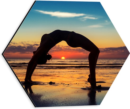 Dibond Hexagon - Vrouw in Yoga Positie op het Strand bij Ondergaande Zon - 30x26.1 cm Foto op Hexagon (Met Ophangsysteem)