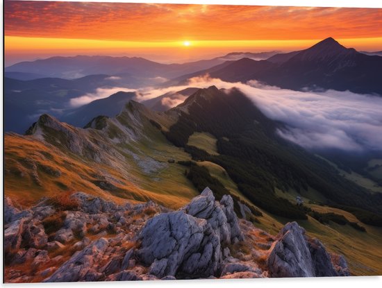 Dibond - Zon Zakkend achter Hoge Bergen - 80x60 cm Foto op Aluminium (Wanddecoratie van metaal)