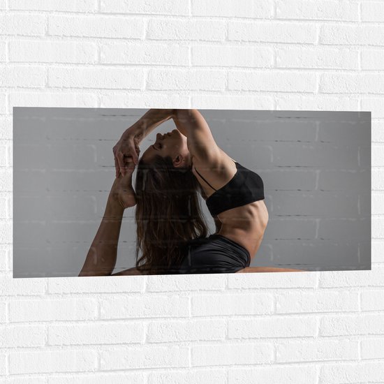 Muursticker - Vrouw in Yoga Positie voor Witte Muur - 100x50 cm Foto op Muursticker