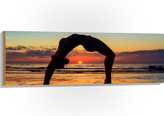 Hout - Vrouw in Yoga Positie op het Strand bij Ondergaande Zon - 120x40 cm - 9 mm dik - Foto op Hout (Met Ophangsysteem)