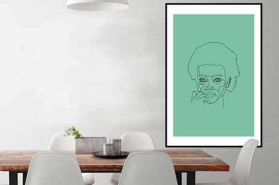 Photo Line femme avec afro sur fond vert cadre photo noir avec passe partout blanc 80x120 80x120 cm - Affiche encadrée (Décoration murale salon / chambre)