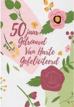 50 jaar getrouwd! Van harte gefeliciteerd! Een kleurrijke kaart met fleurige bloemen op diverse plaatsen. Een leuke kaart om zo te geven of om bij een cadeau te voegen. Een dubbele wenskaart inclusief envelop en in folie verpakt.