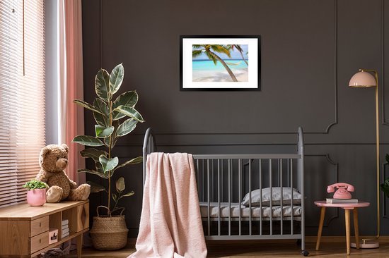 Photo en cadre - Hamac près de deux palmiers aux Maldives cadre photo noir avec passe-partout blanc 60x40 cm - Affiche sous cadre (Décoration murale salon / chambre) / Mer et plage