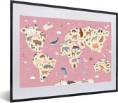 Poster in fotolijst kinderen - Wanddecoratie meisjes - Wereldkaart - Dieren - Aarde - Jongens - Meiden - Roze - Kinder decoratie - 60x40 cm - Poster in fotolijst wereldkaart