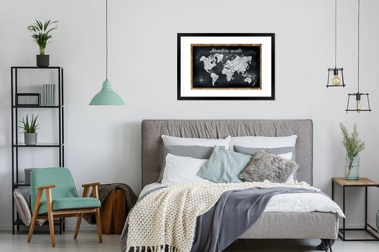 Carte du monde Witte avec des rayures sur un tableau noir et la citation Aventure vous attend 90x60 cm