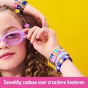 Close-up van een meisje met zonnebril, ze draagt meerdere felgekleurde armbandjes.
