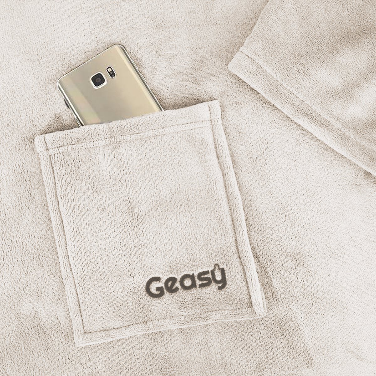 Geasy Fleece Deken met MOUWEN - Plaid met mouwen en Handige buidelzak - 135 X 180 - Beige - Plaid met mouwen - Fleece deken - Fleece plaid - Fleece - Deken - Hoodie deken - Plaid - Hoodie blanket - Fleecedeken — cadeau in Wonen & Interieur - foto 5