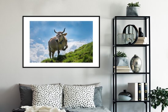 Photo en cadre - Une vache alpine sur trois pieds cadre photo noir avec passe-partout blanc xxl 120x80 cm - Affiche sous cadre (Décoration murale salon / chambre)