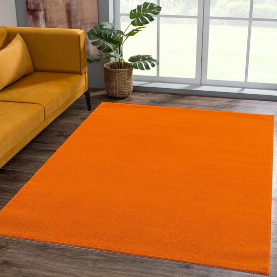 Laagpolig tapijt voor de woonkamer, effen moderne tapijten voor de slaapkamer, werkkamer, kantoor, hal, kinderkamer en keuken, oranje, 140 x 200 cm