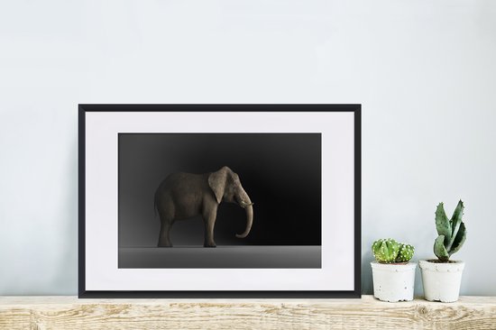 Photo encadrée - Eléphant sur fond noir cadre photo noir avec passe partout blanc 40x60 60x40 cm - Affiche encadrée (Décoration murale salon / chambre)