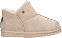 Beige suède pantoffel met beige teddy voering en een bruin label met Warmbat logo aan de zijkant.